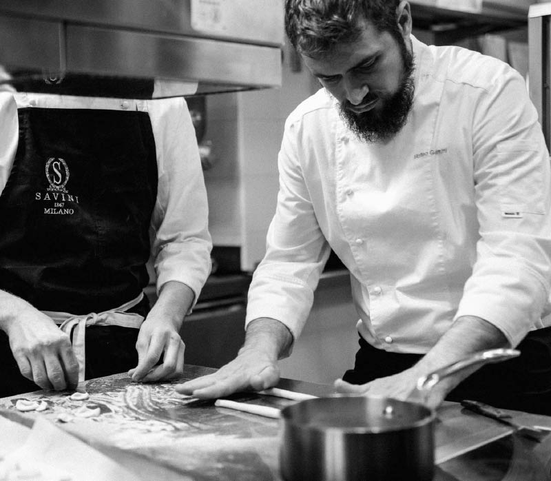Due chef lavorano insieme nella cucina del Ristorante Savini
