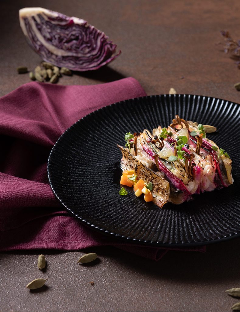 Un piatto pronto gourmet su un tavolo, pronto per essere gustato.