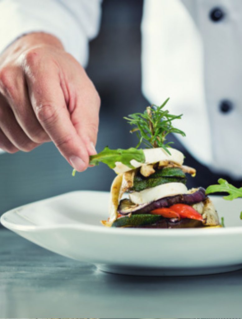 Chef di Sistema Gusto sta ultimando la creazione di piatti gourmet per ristoranti
